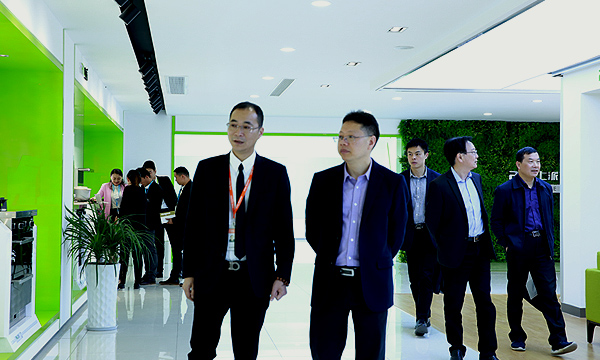 嵊州市副市长娄万总到访上派电器进行调研交流