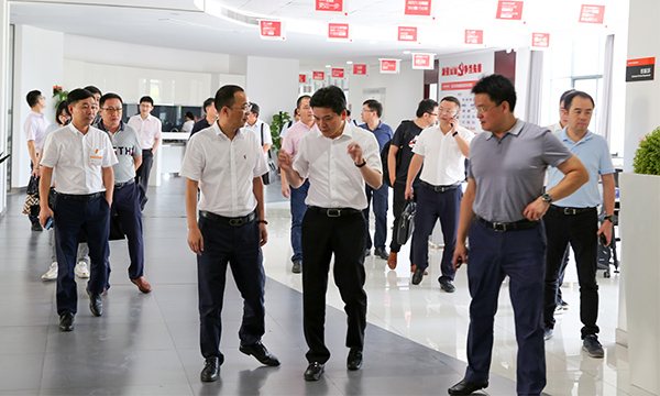 原浙江省副省长、浙江省智能制造专家委员会主任毛光烈调研上派电器，并给予高度评价！