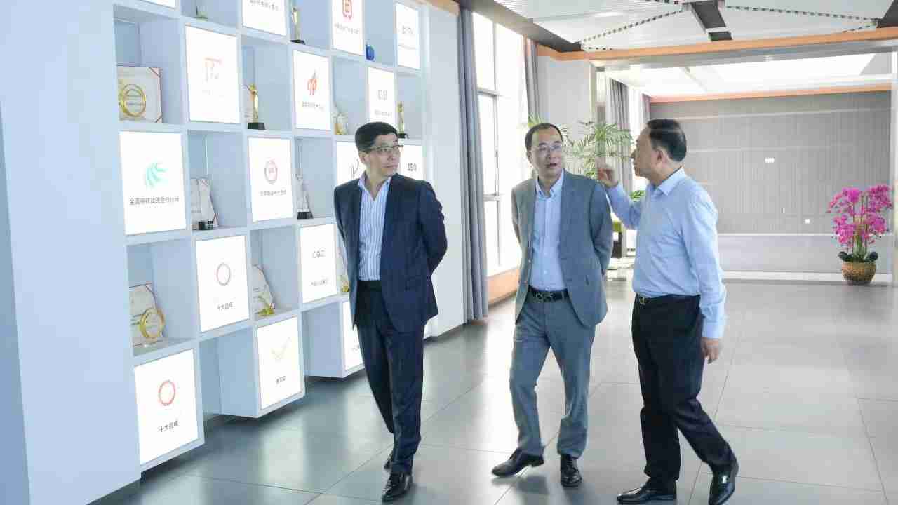 热烈欢迎老板电器总裁和厨具协会秘书长莅临上派电器交流指导