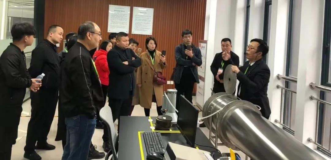 上派集成灶，集成灶十大品牌，客户参观上牌集成灶实验室