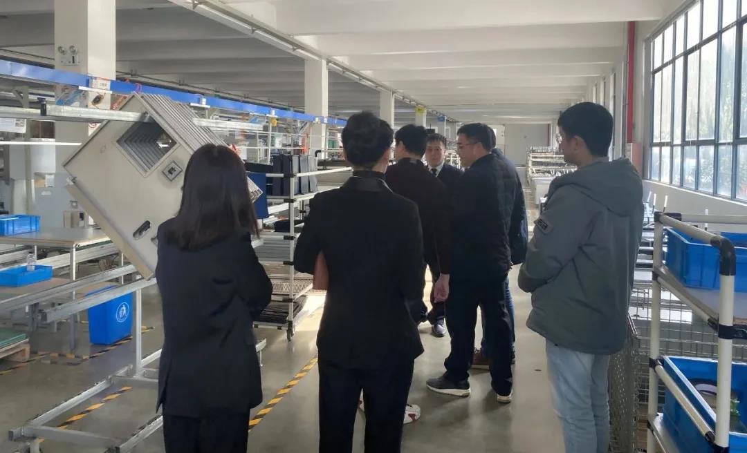 刘二腾博士一行人参观了上派“花园式工厂”精工生产车间、国家级实验室及上派电器大型展厅
