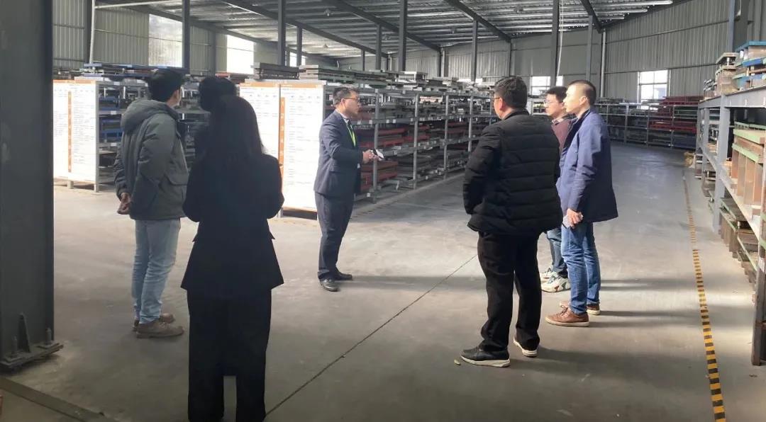 刘二腾博士一行人参观了上派“花园式工厂”精工生产车间、国家级实验室及上派电器大型展厅
