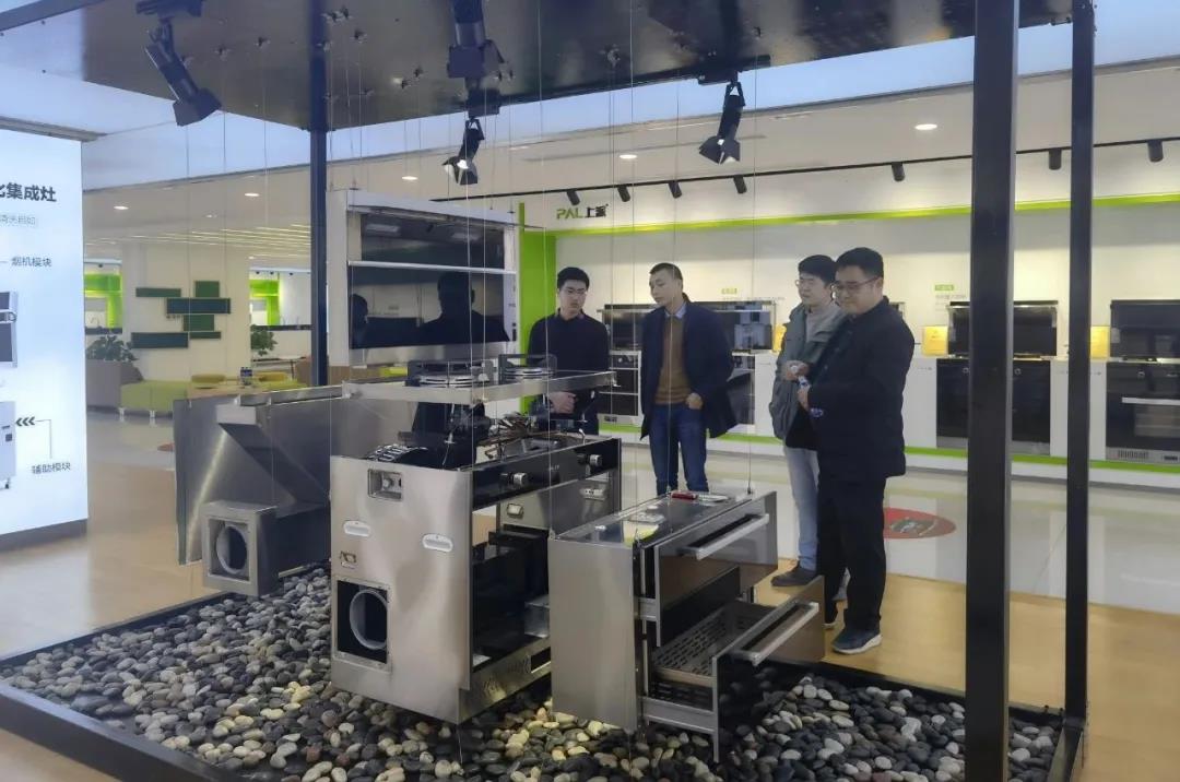 浙江大学专家团到访上派电器，考察指导。